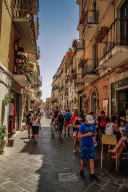 Taormina, Sicilya, İtalya. Güzel antik Taormina tiyatrosu. Antik Yunan tiyatrosu, önemli tarihi kalıntılar. Konferans salonundan Etna volkanı muhteşem görünüyor. Taormina 'nın muhteşem şehir manzarası.