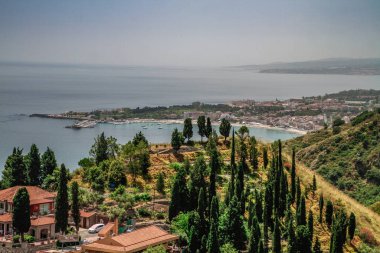 Taormina, Sicilya, İtalya. Güzel antik Taormina tiyatrosu. Antik Yunan tiyatrosu, önemli tarihi kalıntılar. Konferans salonundan Etna volkanı muhteşem görünüyor. Taormina 'nın muhteşem şehir manzarası.