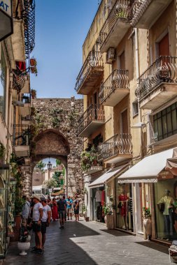 Taormina, Sicilya, İtalya. Güzel antik Taormina tiyatrosu. Antik Yunan tiyatrosu, önemli tarihi kalıntılar. Konferans salonundan Etna volkanı muhteşem görünüyor. Taormina 'nın muhteşem şehir manzarası.