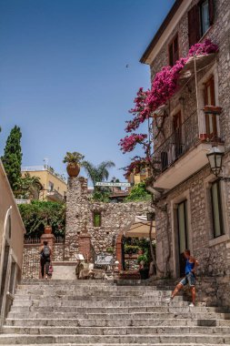 Taormina, Sicilya, İtalya. Güzel antik Taormina tiyatrosu. Antik Yunan tiyatrosu, önemli tarihi kalıntılar. Konferans salonundan Etna volkanı muhteşem görünüyor. Taormina 'nın muhteşem şehir manzarası.