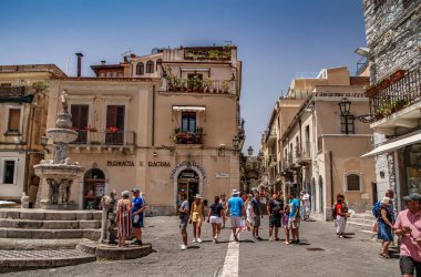 Taormina, Sicilya, İtalya. Güzel antik Taormina tiyatrosu. Antik Yunan tiyatrosu, önemli tarihi kalıntılar. Konferans salonundan Etna volkanı muhteşem görünüyor. Taormina 'nın muhteşem şehir manzarası.