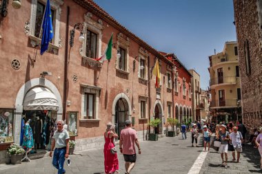 Taormina, Sicilya, İtalya. Güzel antik Taormina tiyatrosu. Antik Yunan tiyatrosu, önemli tarihi kalıntılar. Konferans salonundan Etna volkanı muhteşem görünüyor. Taormina 'nın muhteşem şehir manzarası.