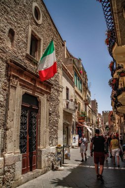 Taormina, Sicilya, İtalya. Güzel antik Taormina tiyatrosu. Antik Yunan tiyatrosu, önemli tarihi kalıntılar. Konferans salonundan Etna volkanı muhteşem görünüyor. Taormina 'nın muhteşem şehir manzarası.