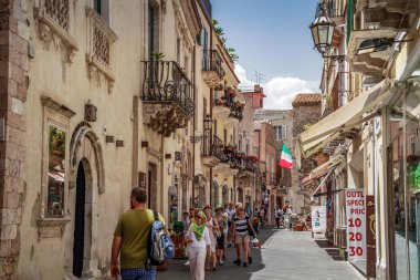 Taormina, Sicilya, İtalya. Güzel antik Taormina tiyatrosu. Antik Yunan tiyatrosu, önemli tarihi kalıntılar. Konferans salonundan Etna volkanı muhteşem görünüyor. Taormina 'nın muhteşem şehir manzarası.