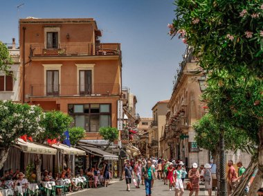 Taormina, Sicilya, İtalya. Güzel antik Taormina tiyatrosu. Antik Yunan tiyatrosu, önemli tarihi kalıntılar. Konferans salonundan Etna volkanı muhteşem görünüyor. Taormina 'nın muhteşem şehir manzarası.
