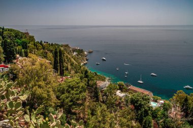 Taormina, Sicilya, İtalya. Güzel antik Taormina tiyatrosu. Antik Yunan tiyatrosu, önemli tarihi kalıntılar. Konferans salonundan Etna volkanı muhteşem görünüyor. Taormina 'nın muhteşem şehir manzarası.