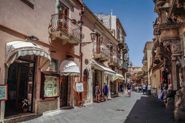 Taormina, Sicilya, İtalya. Güzel antik Taormina tiyatrosu. Antik Yunan tiyatrosu, önemli tarihi kalıntılar. Konferans salonundan Etna volkanı muhteşem görünüyor. Taormina 'nın muhteşem şehir manzarası.