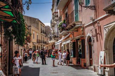 Taormina, Sicilya, İtalya. Güzel antik Taormina tiyatrosu. Antik Yunan tiyatrosu, önemli tarihi kalıntılar. Konferans salonundan Etna volkanı muhteşem görünüyor. Taormina 'nın muhteşem şehir manzarası.