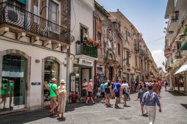 Taormina, Sicilya, İtalya. Güzel antik Taormina tiyatrosu. Antik Yunan tiyatrosu, önemli tarihi kalıntılar. Konferans salonundan Etna volkanı muhteşem görünüyor. Taormina 'nın muhteşem şehir manzarası.