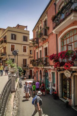 Taormina, Sicilya, İtalya. Güzel antik Taormina tiyatrosu. Antik Yunan tiyatrosu, önemli tarihi kalıntılar. Konferans salonundan Etna volkanı muhteşem görünüyor. Taormina 'nın muhteşem şehir manzarası.