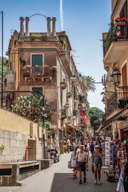 Taormina, Sicilya, İtalya. Güzel antik Taormina tiyatrosu. Antik Yunan tiyatrosu, önemli tarihi kalıntılar. Konferans salonundan Etna volkanı muhteşem görünüyor. Taormina 'nın muhteşem şehir manzarası.