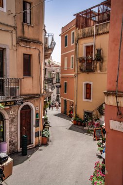 Taormina, Sicilya, İtalya. Güzel antik Taormina tiyatrosu. Antik Yunan tiyatrosu, önemli tarihi kalıntılar. Konferans salonundan Etna volkanı muhteşem görünüyor. Taormina 'nın muhteşem şehir manzarası.