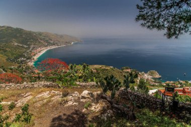 Taormina, Sicilya, İtalya. Güzel antik Taormina tiyatrosu. Antik Yunan tiyatrosu, önemli tarihi kalıntılar. Konferans salonundan Etna volkanı muhteşem görünüyor. Taormina 'nın muhteşem şehir manzarası.