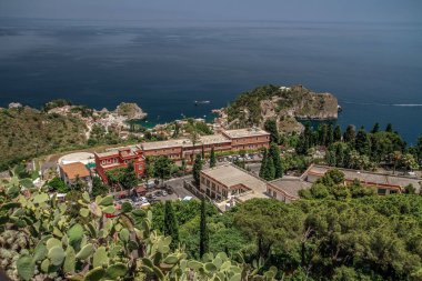 Provence 'deki Fransız ortaçağ kasabası Gordes. Ortaçağ Gordes kasabasının güzel panoramik manzarası. Eski Gordes sokağı, Fransa 'nın Provence şehrinde tipik bir kasaba. Güzel bir köy, çatısı ve manzarası var.
