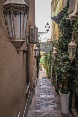 Provence 'deki Fransız ortaçağ kasabası Gordes. Ortaçağ Gordes kasabasının güzel panoramik manzarası. Eski Gordes sokağı, Fransa 'nın Provence şehrinde tipik bir kasaba. Güzel bir köy, çatısı ve manzarası var.