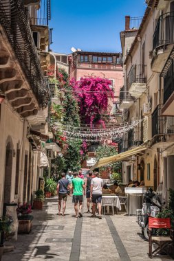 Provence 'deki Fransız ortaçağ kasabası Gordes. Ortaçağ Gordes kasabasının güzel panoramik manzarası. Eski Gordes sokağı, Fransa 'nın Provence şehrinde tipik bir kasaba. Güzel bir köy, çatısı ve manzarası var.