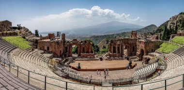 Provence 'deki Fransız ortaçağ kasabası Gordes. Ortaçağ Gordes kasabasının güzel panoramik manzarası. Eski Gordes sokağı, Fransa 'nın Provence şehrinde tipik bir kasaba. Güzel bir köy, çatısı ve manzarası var.