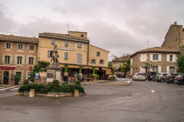 Provence 'deki Fransız ortaçağ kasabası Gordes. Ortaçağ Gordes kasabasının güzel panoramik manzarası. Eski Gordes sokağı, Fransa 'nın Provence şehrinde tipik bir kasaba. Güzel bir köy, çatısı ve manzarası var.