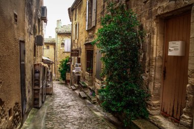 Provence 'deki Fransız ortaçağ kasabası Gordes. Ortaçağ Gordes kasabasının güzel panoramik manzarası. Eski Gordes sokağı, Fransa 'nın Provence şehrinde tipik bir kasaba. Güzel bir köy, çatısı ve manzarası var.