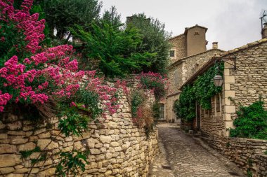 Provence 'deki Fransız ortaçağ kasabası Gordes. Ortaçağ Gordes kasabasının güzel panoramik manzarası. Eski Gordes sokağı, Fransa 'nın Provence şehrinde tipik bir kasaba. Güzel bir köy, çatısı ve manzarası var.