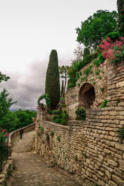Provence 'deki Fransız ortaçağ kasabası Gordes. Ortaçağ Gordes kasabasının güzel panoramik manzarası. Eski Gordes sokağı, Fransa 'nın Provence şehrinde tipik bir kasaba. Güzel bir köy, çatısı ve manzarası var.