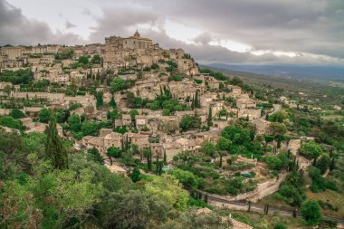 Provence 'deki Fransız ortaçağ kasabası Gordes. Ortaçağ Gordes kasabasının güzel panoramik manzarası. Eski Gordes sokağı, Fransa 'nın Provence şehrinde tipik bir kasaba. Güzel bir köy, çatısı ve manzarası var.