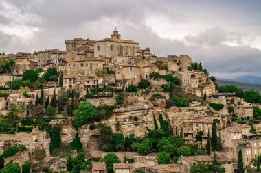 Provence 'deki Fransız ortaçağ kasabası Gordes. Ortaçağ Gordes kasabasının güzel panoramik manzarası. Eski Gordes sokağı, Fransa 'nın Provence şehrinde tipik bir kasaba. Güzel bir köy, çatısı ve manzarası var.