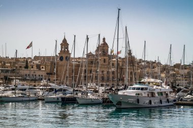 Malta 'daki Üç Şehir - Birgu (Vittoriosa), Senglea (Isla) ve Bormla (Cospicua). Malta 'nın üç müstahkem şehrinden biri olan tipik Malta mimarisine sahip güzel renkli dar bir yol..