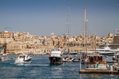 Malta 'daki Üç Şehir - Birgu (Vittoriosa), Senglea (Isla) ve Bormla (Cospicua). Malta 'nın üç müstahkem şehrinden biri olan tipik Malta mimarisine sahip güzel renkli dar bir yol..