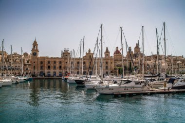 Malta 'daki Üç Şehir - Birgu (Vittoriosa), Senglea (Isla) ve Bormla (Cospicua). Malta 'nın üç müstahkem şehrinden biri olan tipik Malta mimarisine sahip güzel renkli dar bir yol..