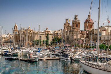 Malta 'daki Üç Şehir - Birgu (Vittoriosa), Senglea (Isla) ve Bormla (Cospicua). Malta 'nın üç müstahkem şehrinden biri olan tipik Malta mimarisine sahip güzel renkli dar bir yol..