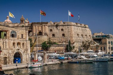 Malta 'daki Üç Şehir - Birgu (Vittoriosa), Senglea (Isla) ve Bormla (Cospicua). Malta 'nın üç müstahkem şehrinden biri olan tipik Malta mimarisine sahip güzel renkli dar bir yol..