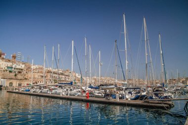 Malta 'daki Üç Şehir - Birgu (Vittoriosa), Senglea (Isla) ve Bormla (Cospicua). Malta 'nın üç müstahkem şehrinden biri olan tipik Malta mimarisine sahip güzel renkli dar bir yol..