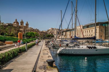 Malta 'daki Üç Şehir - Birgu (Vittoriosa), Senglea (Isla) ve Bormla (Cospicua). Malta 'nın üç müstahkem şehrinden biri olan tipik Malta mimarisine sahip güzel renkli dar bir yol..