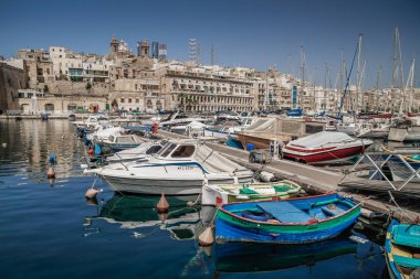 Malta 'daki Üç Şehir - Birgu (Vittoriosa), Senglea (Isla) ve Bormla (Cospicua). Malta 'nın üç müstahkem şehrinden biri olan tipik Malta mimarisine sahip güzel renkli dar bir yol..