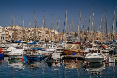 Malta 'daki Üç Şehir - Birgu (Vittoriosa), Senglea (Isla) ve Bormla (Cospicua). Malta 'nın üç müstahkem şehrinden biri olan tipik Malta mimarisine sahip güzel renkli dar bir yol..