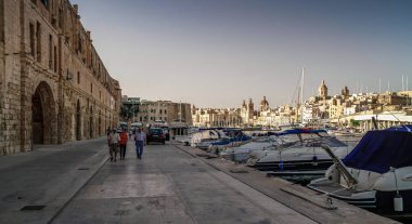 Malta 'daki Üç Şehir - Birgu (Vittoriosa), Senglea (Isla) ve Bormla (Cospicua). Malta 'nın üç müstahkem şehrinden biri olan tipik Malta mimarisine sahip güzel renkli dar bir yol..