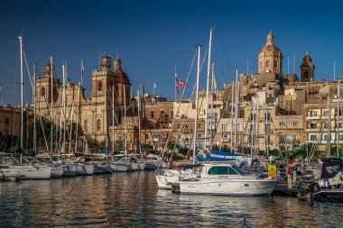 Malta 'daki Üç Şehir - Birgu (Vittoriosa), Senglea (Isla) ve Bormla (Cospicua). Malta 'nın üç müstahkem şehrinden biri olan tipik Malta mimarisine sahip güzel renkli dar bir yol..