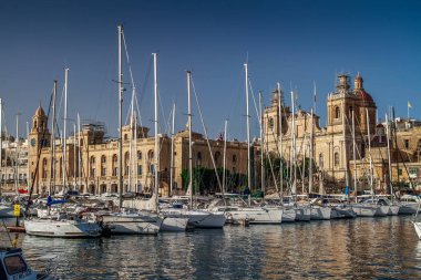 Malta 'daki Üç Şehir - Birgu (Vittoriosa), Senglea (Isla) ve Bormla (Cospicua). Malta 'nın üç müstahkem şehrinden biri olan tipik Malta mimarisine sahip güzel renkli dar bir yol..