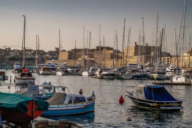 Malta 'daki Üç Şehir - Birgu (Vittoriosa), Senglea (Isla) ve Bormla (Cospicua). Malta 'nın üç müstahkem şehrinden biri olan tipik Malta mimarisine sahip güzel renkli dar bir yol..
