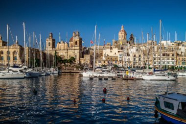 Malta 'daki Üç Şehir - Birgu (Vittoriosa), Senglea (Isla) ve Bormla (Cospicua). Malta 'nın üç müstahkem şehrinden biri olan tipik Malta mimarisine sahip güzel renkli dar bir yol..