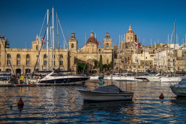 Malta 'daki Üç Şehir - Birgu (Vittoriosa), Senglea (Isla) ve Bormla (Cospicua). Malta 'nın üç müstahkem şehrinden biri olan tipik Malta mimarisine sahip güzel renkli dar bir yol..