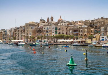 Malta 'daki Üç Şehir - Birgu (Vittoriosa), Senglea (Isla) ve Bormla (Cospicua). Malta 'nın üç müstahkem şehrinden biri olan tipik Malta mimarisine sahip güzel renkli dar bir yol..