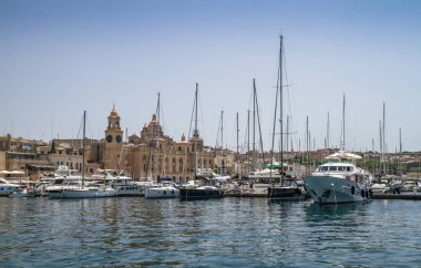 Malta 'daki Üç Şehir - Birgu (Vittoriosa), Senglea (Isla) ve Bormla (Cospicua). Malta 'nın üç müstahkem şehrinden biri olan tipik Malta mimarisine sahip güzel renkli dar bir yol..