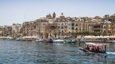 Malta 'daki Üç Şehir - Birgu (Vittoriosa), Senglea (Isla) ve Bormla (Cospicua). Malta 'nın üç müstahkem şehrinden biri olan tipik Malta mimarisine sahip güzel renkli dar bir yol..