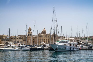 Malta 'daki Üç Şehir - Birgu (Vittoriosa), Senglea (Isla) ve Bormla (Cospicua). Malta 'nın üç müstahkem şehrinden biri olan tipik Malta mimarisine sahip güzel renkli dar bir yol..