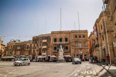 Birgu, Malta Üç Şehir 'den biri. Malta cazibesi. Vittoriosa. Birglu Körfezi. Birgu 'da eski, eski bir kaldırım taşı caddesi. Yaz Malta şehir manzarası.