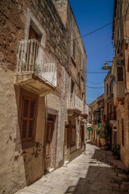 Birgu, Malta Üç Şehir 'den biri. Malta cazibesi. Vittoriosa. Birglu Körfezi. Birgu 'da eski, eski bir kaldırım taşı caddesi. Yaz Malta şehir manzarası.