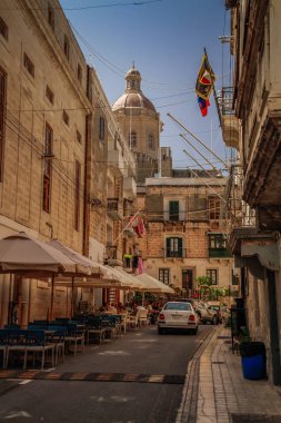 Birgu, Malta Üç Şehir 'den biri. Malta cazibesi. Vittoriosa. Birglu Körfezi. Birgu 'da eski, eski bir kaldırım taşı caddesi. Yaz Malta şehir manzarası.