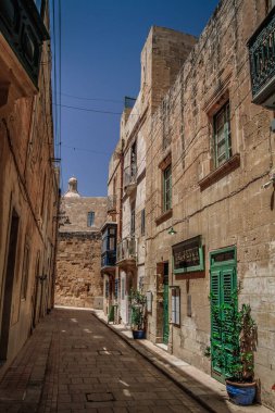 Birgu, Malta Üç Şehir 'den biri. Malta cazibesi. Vittoriosa. Birglu Körfezi. Birgu 'da eski, eski bir kaldırım taşı caddesi. Yaz Malta şehir manzarası.